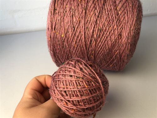 Tweedy - 100 % virgin wool i smuk rosa med farve nister, 100 gram